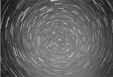 下图是一张天文爱好者经长时间曝光拍摄的“星星的轨迹”照片，这些有规律的弧线的形成，说明了()A．太阳在运...